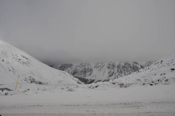 Muita neve no Atigun Pass, ponto mais alto da Dalton Highway, com 1450 metros, na Brooks range, no norte do Alaska